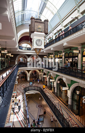 Große Uhren hängen im Queen Victoria Building Shopping Mall Sydney, Australia Stockfoto