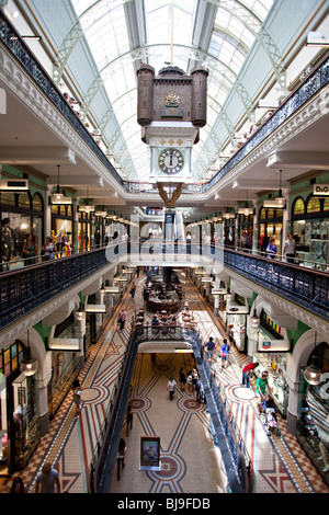 Große Uhren hängen im Queen Victoria Building Shopping Mall Sydney, Australia Stockfoto