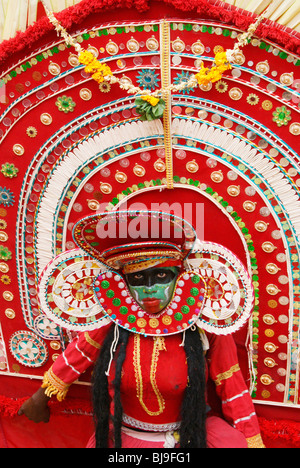 Theyyam, Kerala Ritual Form von einem kleinen Jungen durchgeführt. Foto aufgenommen von hinduistische Festival Tempeldienst Zeremonie in Kerala, Indien Stockfoto