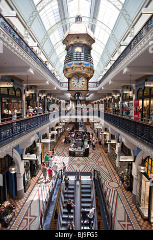 Große Uhren hängen im Queen Victoria Building Shopping Mall Sydney, Australia Stockfoto