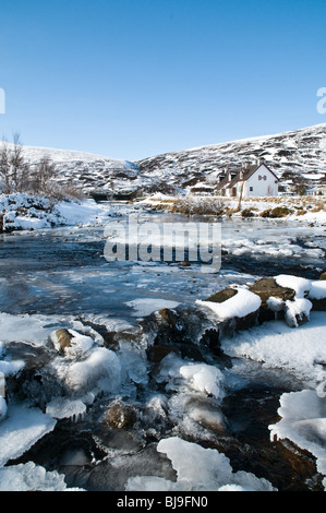 dh BALSPORRAN INVERNESSSHIRE Bed and Breakfast Cottage in verschneiten scottish glen gefrorenen Fluss Schnee Szene Hochland Winter Flüsse schottland großbritannien ländlichen Stockfoto