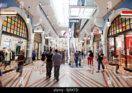 Shopping in Queen Victoria Building Shopping Mall Sydney, Australien Stockfoto