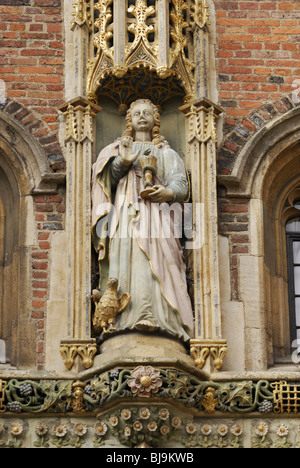 Statue des Hl. Johannes des Täufers auf St. Johns College Torhaus, Cambridge, England, UK Stockfoto