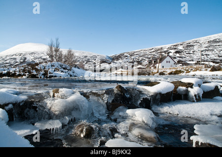 dh BALSPORRAN INVERNESSSHIRE Bed and Breakfast Cottage in verschneiten schottischen glen gefrorene Fluss Schnee Szene Winter Hochland Hauslandschaft schottland vereinigtes Königreich Stockfoto