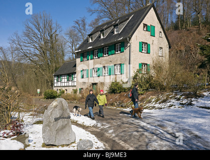 Winter-Szene zeigt die Winkelsmühle (Mühle) im Neanderthal bei Düsseldorf, Deutschland. Stockfoto