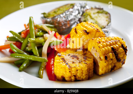 Mahlzeit von Mais auf dem Grill und Bratkartoffeln Stockfoto