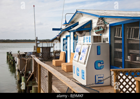 Vilano Beach, FL - 2009 - Köder-Shop mit Eismaschine auf Holzsteg entlang Tolomato Fluss in der Nähe von St. Augustine, Florida Stockfoto