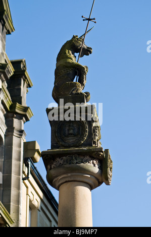 dh DUNFERMLINE FIFE Einhorn Mercat cross schottischen Schottland statue Stockfoto