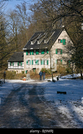Winter-Szene zeigt die Winkelsmühle (Mühle) im Neanderthal bei Düsseldorf, Deutschland. Stockfoto