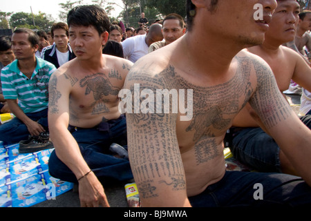 Besucher nach Wat Bang Phra, einem Tempel in Thailand, wo Mönche Anhänger Tattoo, tätowiert. Stockfoto