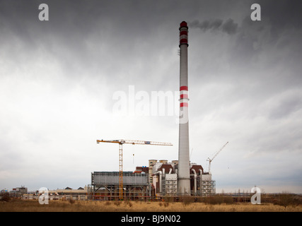 Industrieabfallverbrennungsanlage mit Schornstein in Prag unter bewölktem Himmel. Stockfoto
