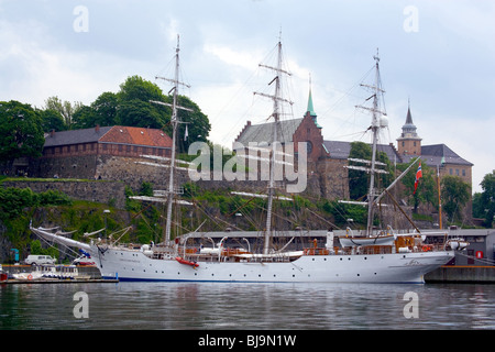 Oslo, Norwegen belebten Hafen enthält historische Großsegler sowie moderne Frachter und Passagierschiffe. Stockfoto