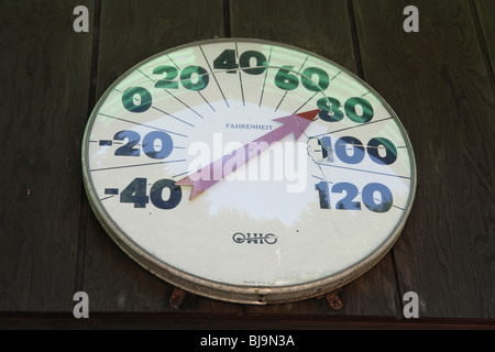 Außenthermometer zeigt 80 Grad Fahrenheit, Bar Harbor, USA Stockfoto