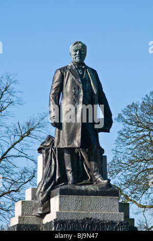 dh DUNFERMLINE FIFE Andrew Carnegie Statue Pittencrieff Park schottische Erbe Person historischen Figuren Stockfoto
