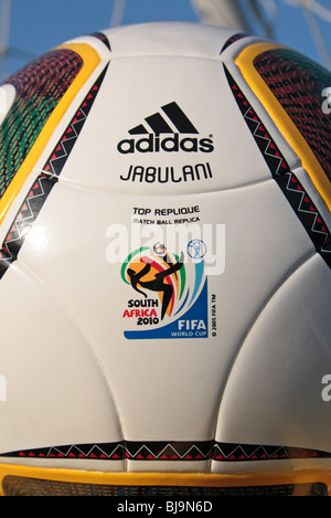 Nahaufnahme von FIFA WM 2010 Replica Spielball von Adidas Jabulani in der Ecke eines FuBballs net Stockfotografie Alamy