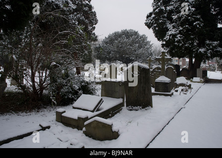 St Leonards Friedhof mit Grabsteinen schneebedeckt, Heston West London, UK Stockfoto