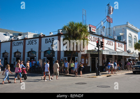 Key West, FL - Dez 2008 - Touristen mischen sich vor der Sloppy Joe's Bar in der Duval Street in Key West, Florida. Stockfoto