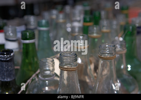 Spitzen der alten Vintage-Wein und Spirituosen Flaschen auf einem Bauernhof in Colonia Del Sacramento Uruguay Südamerika Stockfoto