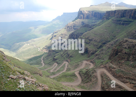 Ein Blick auf den Sani Pass, der Grenze zwischen Südafrika und Lesotho, von oben. Stockfoto