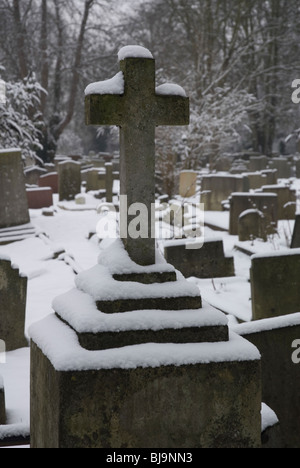 St Leonards Friedhof mit Grabsteinen schneebedeckt, Heston West London, UK Stockfoto