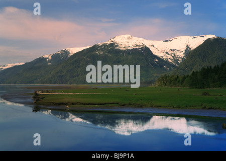 Zusammenfluss des Flusses Khyex mit der unteren Skeena River in der Nähe von Prince Rupert, BC Stockfoto