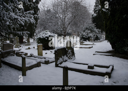 St Leonards Friedhof mit Grabsteinen schneebedeckt, Heston West London, UK Stockfoto