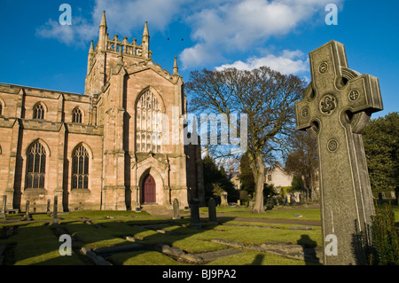 dh Dunfermline Abtei DUNFERMLINE FIFE Dunfermline Abbey südlichen Kirchenschiff und Friedhof Keltisches Kreuz Grabstein Schottland Stockfoto