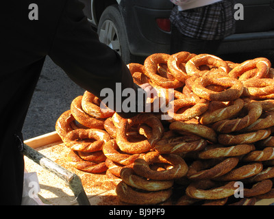 Frische Simit zu verkaufen. Ein Sesam garniert Brot Ring. Istanbul, Türkei Stockfoto