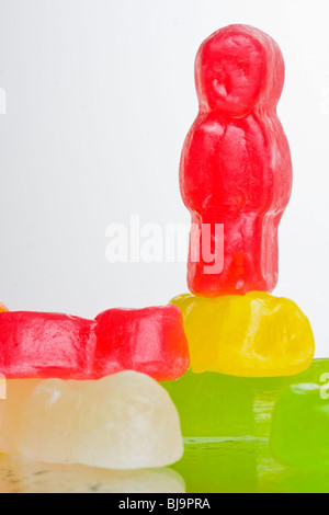 Konzeptionelle Jellybaby Serie. Gummibären in verschiedenen Szenarien, Erfolg, Misserfolg, Geschäft usw. darstellt. Sehr bunte Bilder Stockfoto