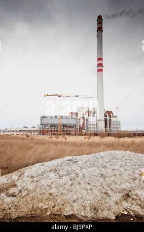 Schornsteine in einer Industrieabfall-Energie-Anlage vor bewölktem Himmel. Stockfoto