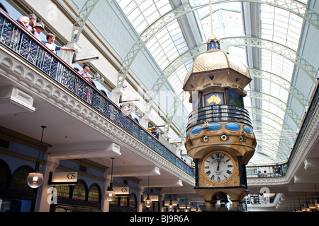 Große Uhren hängen im Queen Victoria Building Shopping Mall Sydney, Australia Stockfoto