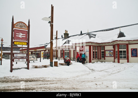 dh Bahnhof Gebäude AVIEMORE INVERNESSSHIRE Winter Schnee Urlaub Ski Resort schottland großbritannien Stockfoto