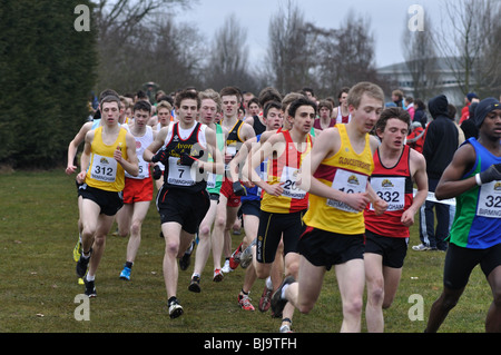 Jungs im Teenageralter cross-country Lauf, Cofton Park, Birmingham, UK Stockfoto