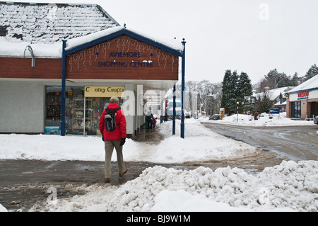 dh AVIEMORE INVERNESSSHIRE Tourist in Winterurlaub Skigebiet Aviemore Straße Winter Schnee Stadt schottland Stockfoto