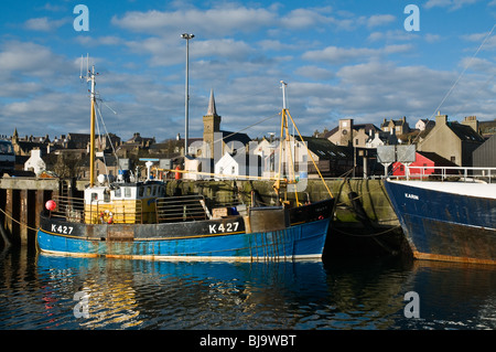 dh Stromness Hafen STROMNESS ORKNEY Fischerboot entlang Kai Stromness Hafen Pier Hafen Stockfoto