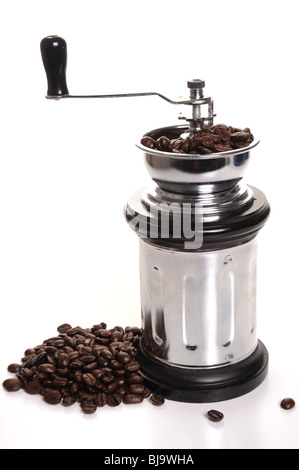 Kaffeemühle und Kaffeebohnen Isolated on white Stockfoto