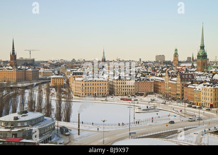 Blick hinunter auf Gamla Stan Stockholms Altstadt mit Schnee bedeckt. Stockfoto