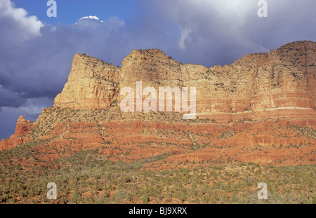 Golden leuchtet Berge in Sedona vom Bereich Glöckchen aus dem Bell Rock Weg aus gesehen Stockfoto