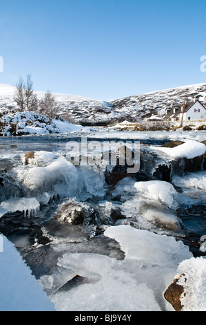 dh BALSPORRAN INVERNESSSHIRE Bed and Breakfast Cottage in verschneiten schottischen glen gefrorenen Fluss Schnee Szene winterlich eiskalten Strom Winter Flüsse Stockfoto