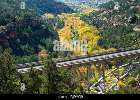 Midgley Brücke überquert Oak Creek Canyon nördlich von Sedona, Arizona, USA Stockfoto