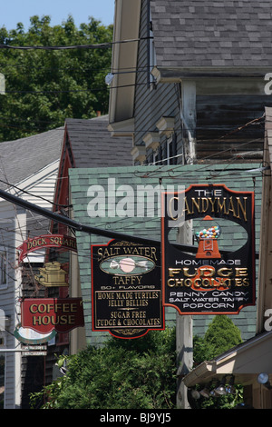 Traditionelle Schilder an Café und süßen Geschäften, Kennebunkport, USA Stockfoto