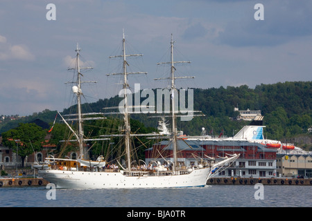 Oslo, Norwegen belebten Hafen enthält historische Großsegler sowie moderne Frachter und Passagierschiffe. Stockfoto