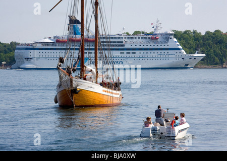 Oslo, Norwegen belebten Hafen enthält historische Großsegler sowie moderne Frachter und Passagierschiffe. Stockfoto