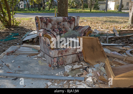 einsam und verlassene Stuhl sitzt in den Ruinen von einer abgerissenen nach Hause High Springs Florida Stockfoto