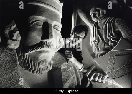 Ein Steinmetz arbeiten auf einer Statue von König Johann in einem London-Workshop die historischen Denkmälern wieder. Stockfoto