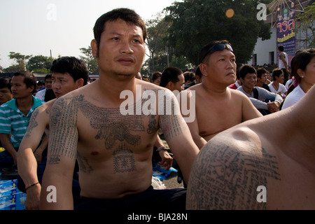 Besucher nach Wat Bang Phra, einem Tempel in Thailand, wo Mönche Anhänger Tattoo, tätowiert. Stockfoto