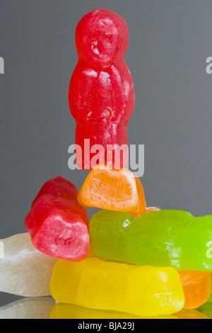 Konzeptionelle Jellybaby Serie. Gummibären in verschiedenen Szenarien, Erfolg, Misserfolg, Geschäft usw. darstellt. Sehr bunte Bilder Stockfoto