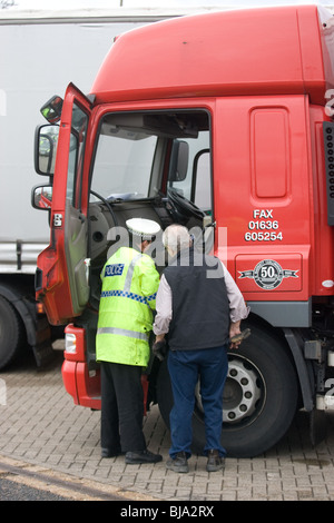 Ein Polizist im Gespräch mit einem LKW-Fahrer Stockfoto