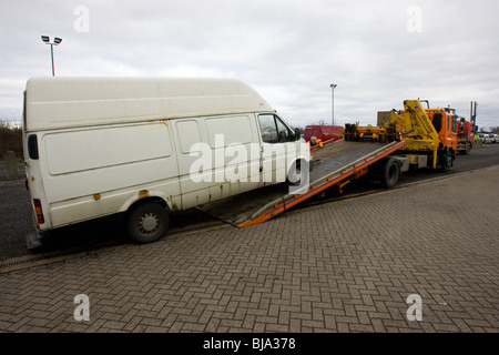 Ein Transit Van wird von VOSA Offiziere an einem Checkpoint beschlagnahmt Stockfoto