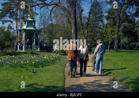 Paris, FRANKREICH - Familien genießen die Natur im Park, Garten Jardin de Bagatelle, Frühlingssonntag. Stockfoto